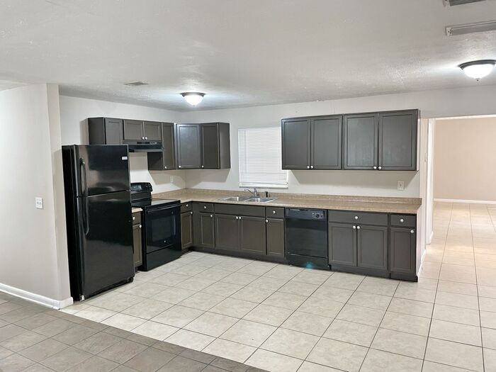 6623 Kinlock Dr W - Photo 3 of 12