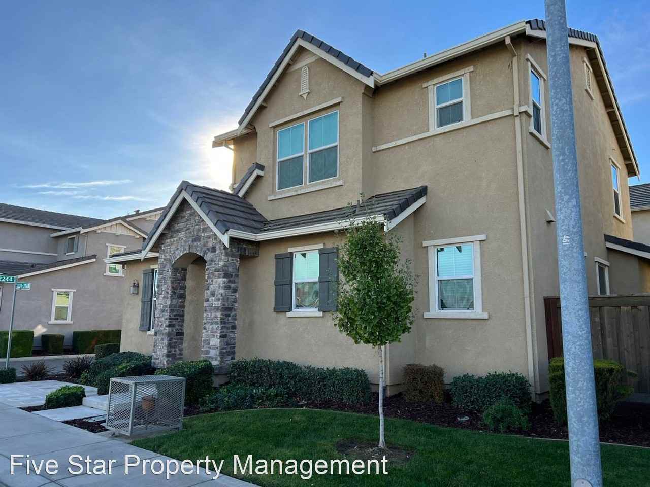 2224 Gallery Dr - Photo 2 of 34