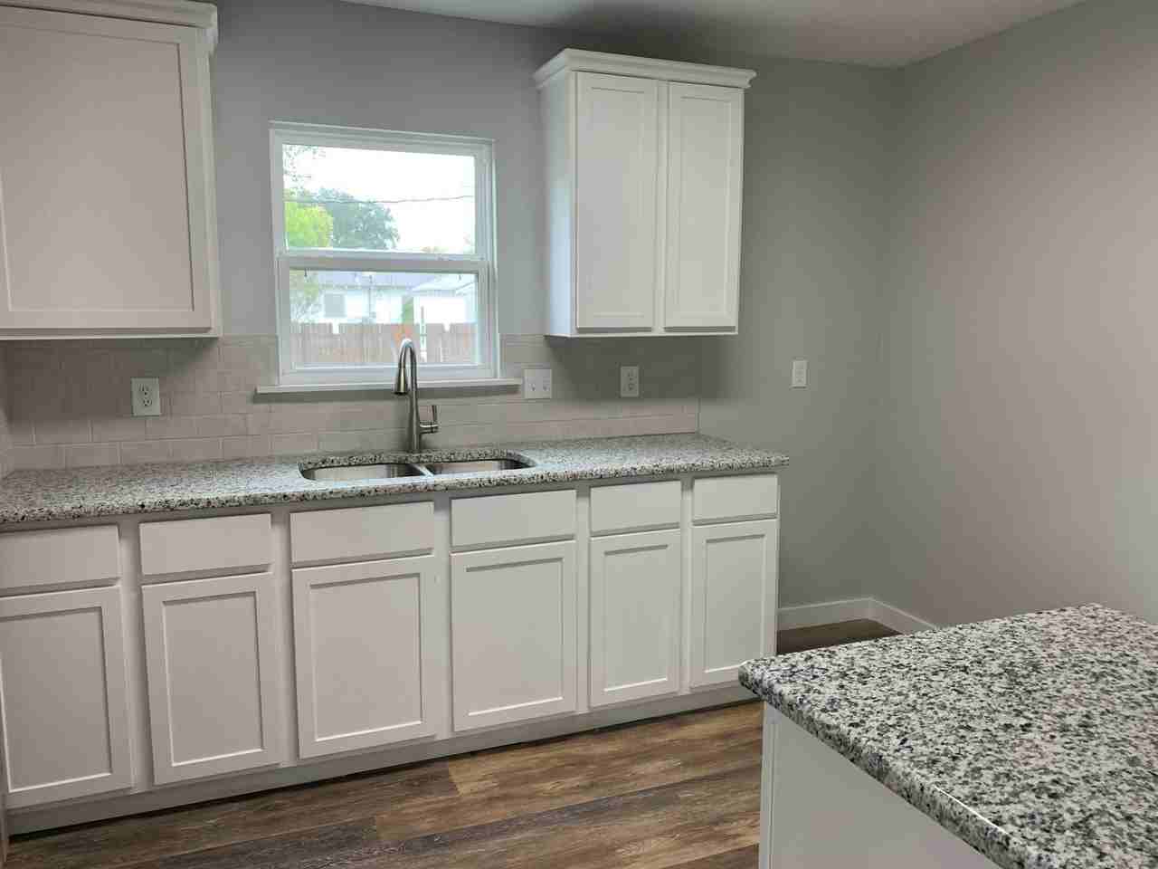 610 Caddo St - Photo 2 of 9