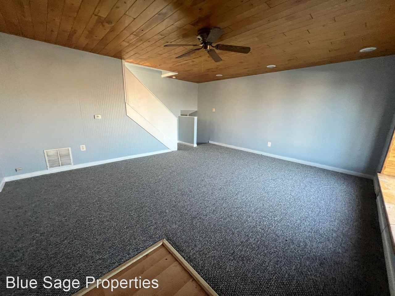 1566 Summit St - Photo 2 of 17