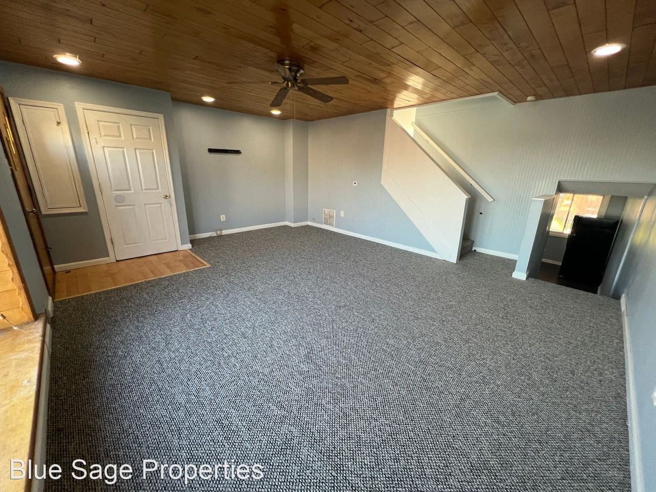 1566 Summit St - Photo 3 of 17