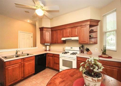 902 17th St - Photo 2 of 24