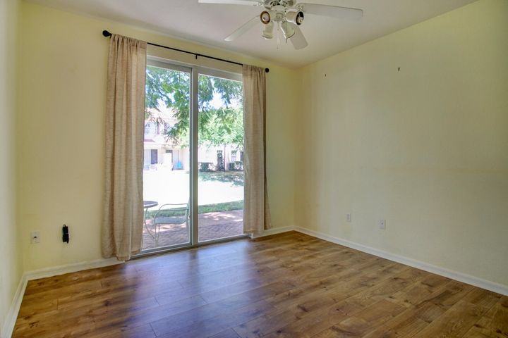 1020 East Longport Circle - Photo 4 of 6