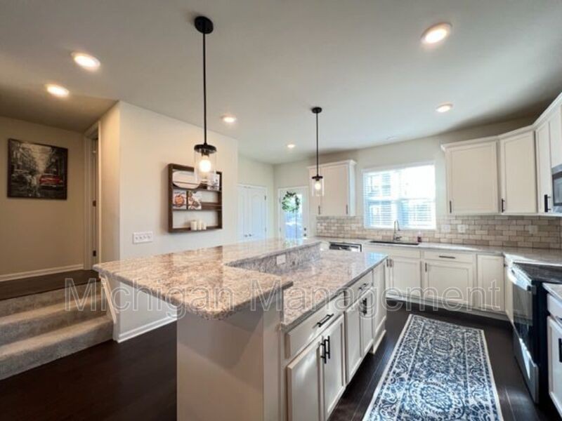 263 N Sydney Ct - Photo 3 of 33