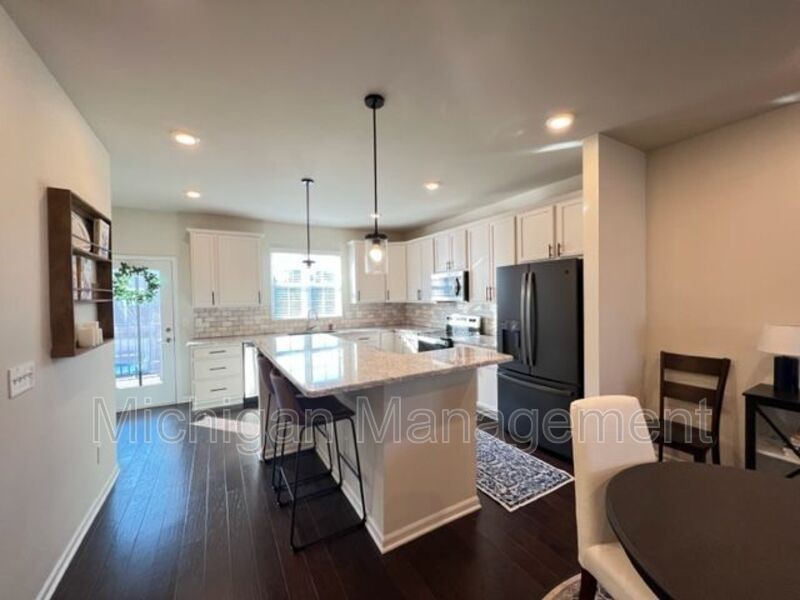 263 N Sydney Ct - Photo 6 of 33