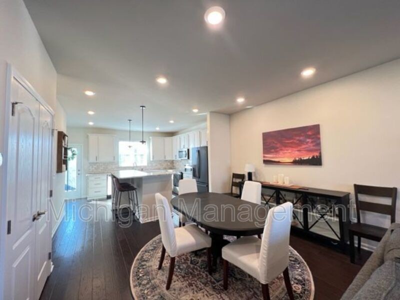 263 N Sydney Ct - Photo 7 of 33