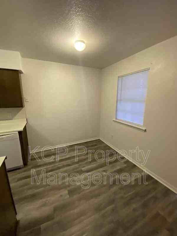 340 W Dogwood St - Photo 4 of 7