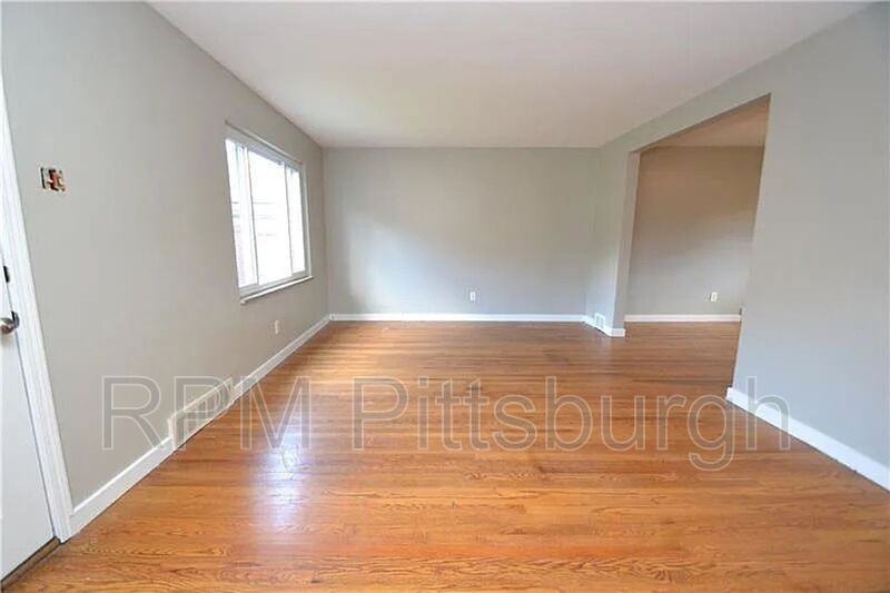 3271 Waltham Ave - Photo 3 of 16