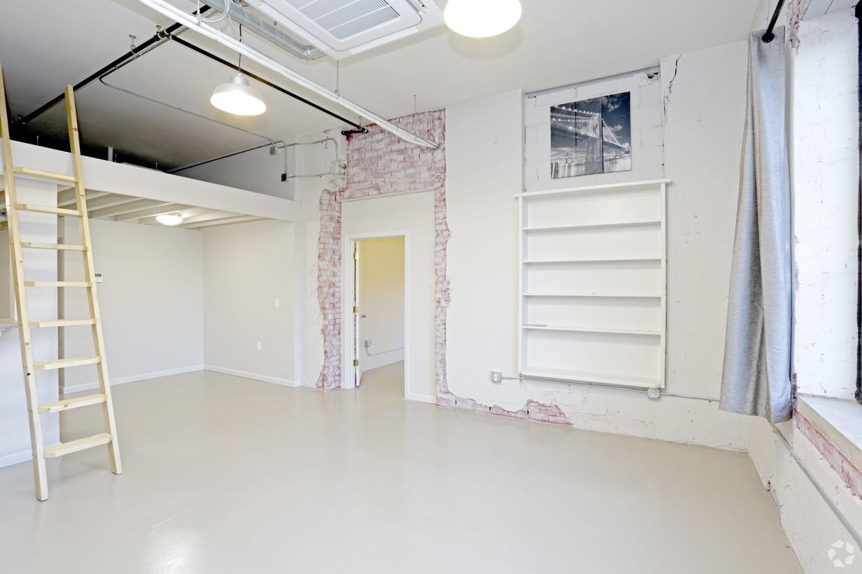 733 Southwest Washington Street #1 - Photo 2 of 8