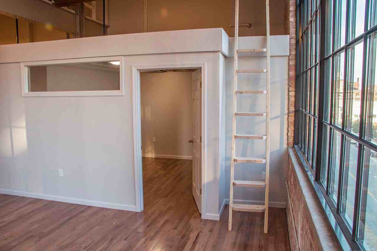 733 Southwest Washington Street #1 - Photo 5 of 8