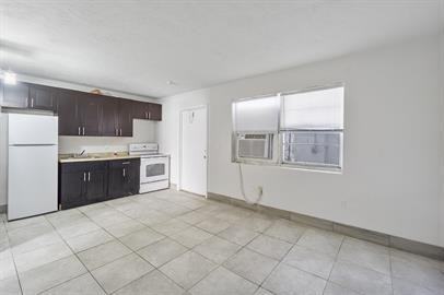 332 SW 3rd St - Photo 2 of 9