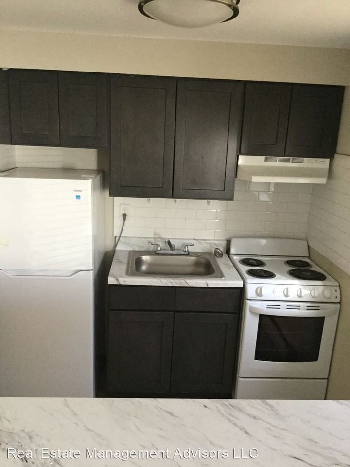 300 Main St - Photo 2 of 5