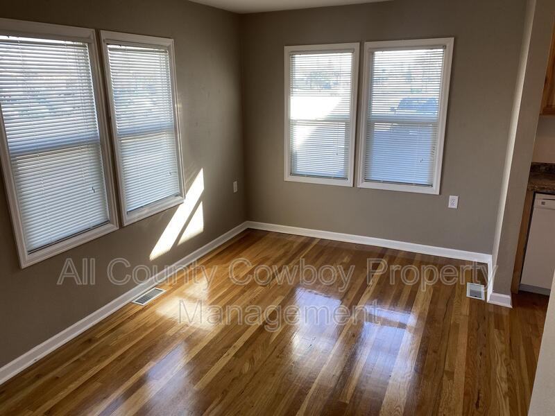 1222 Logan Ave - Photo 3 of 16