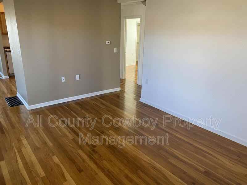 1222 Logan Ave - Photo 4 of 16