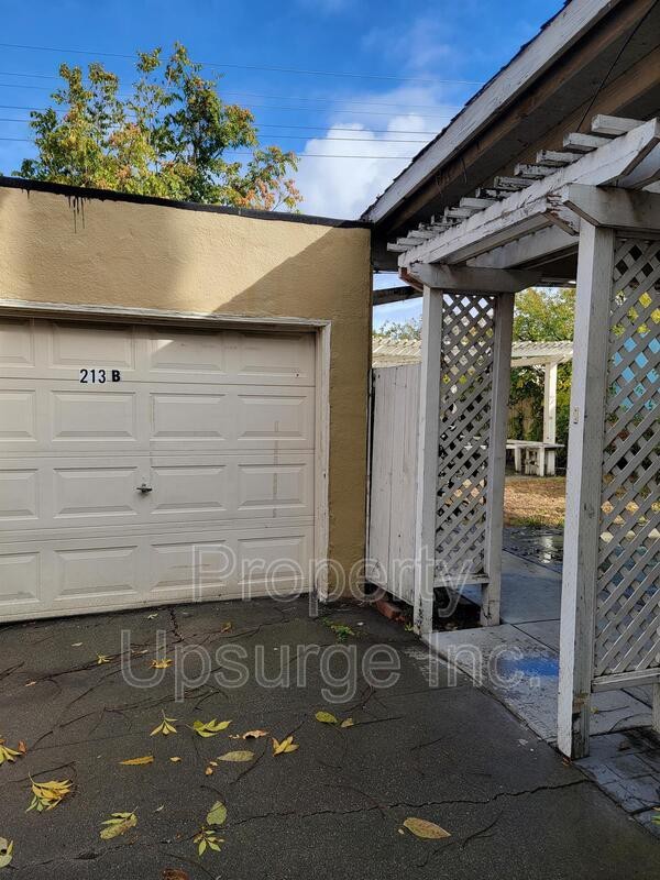213 E 15th St - Photo 4 of 10