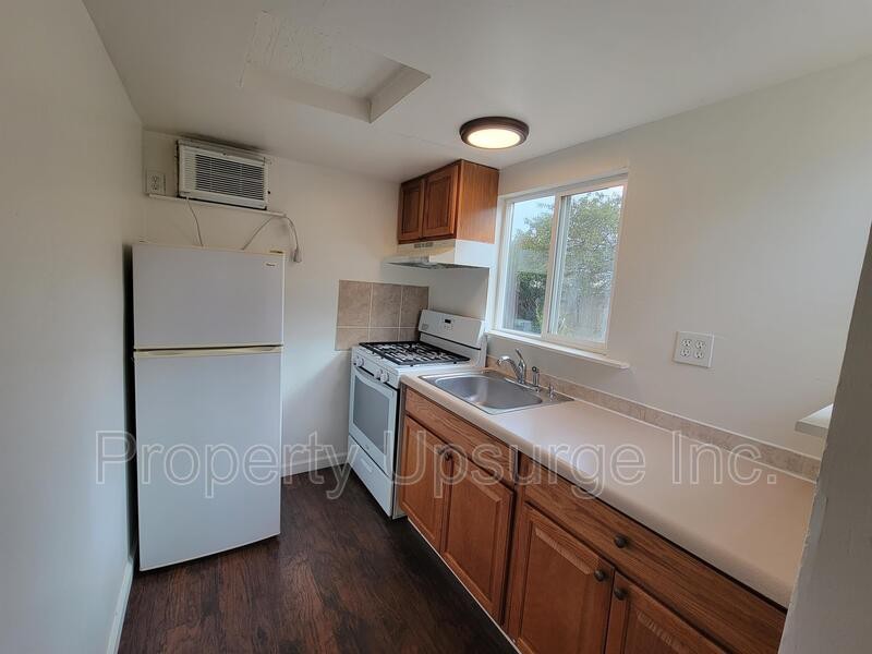 213 E 15th St - Photo 6 of 10