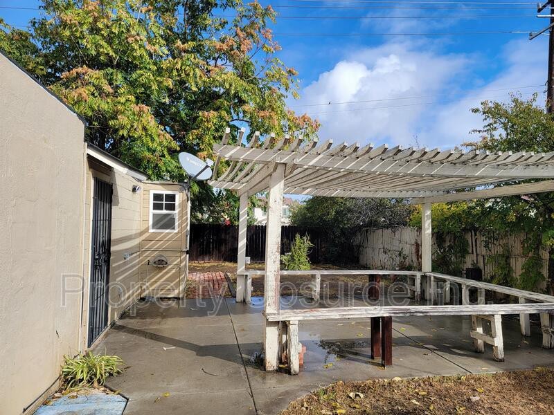 213 E 15th St - Photo 7 of 10