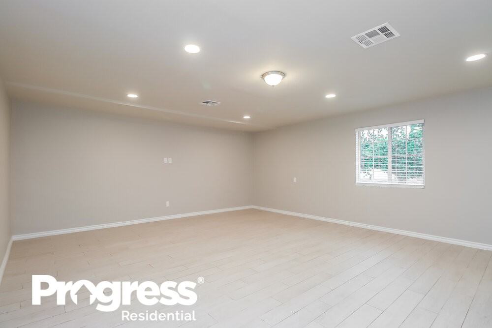 1127 E 8th Ave - Photo 3 of 16