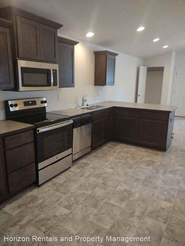 51571 Stillwell St. - Photo 2 of 11