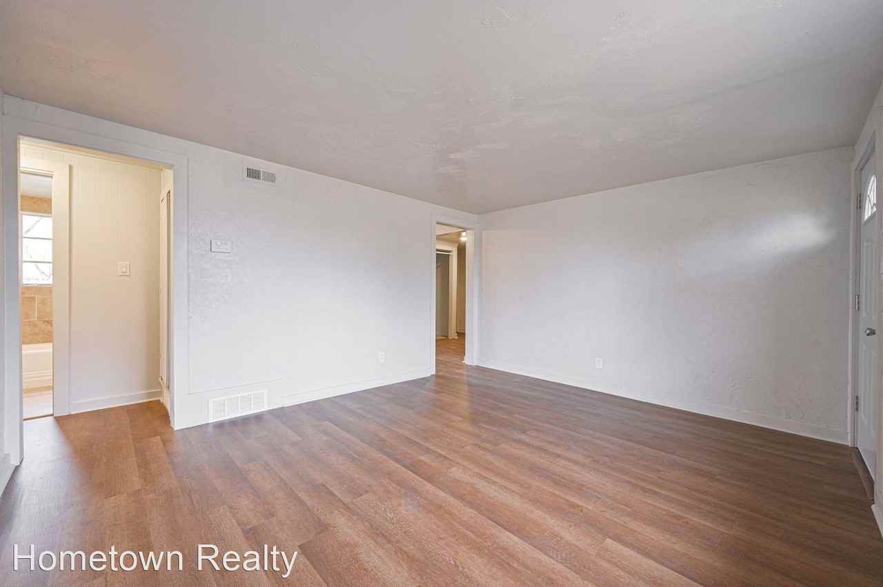 3932 Se 22nd St - Photo 3 of 20
