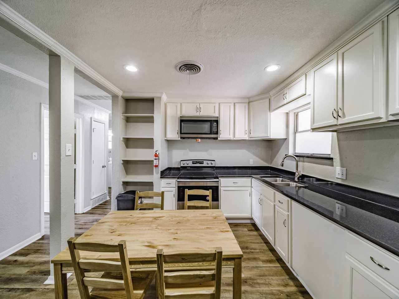 Montreal Cir - Photo 3 of 14