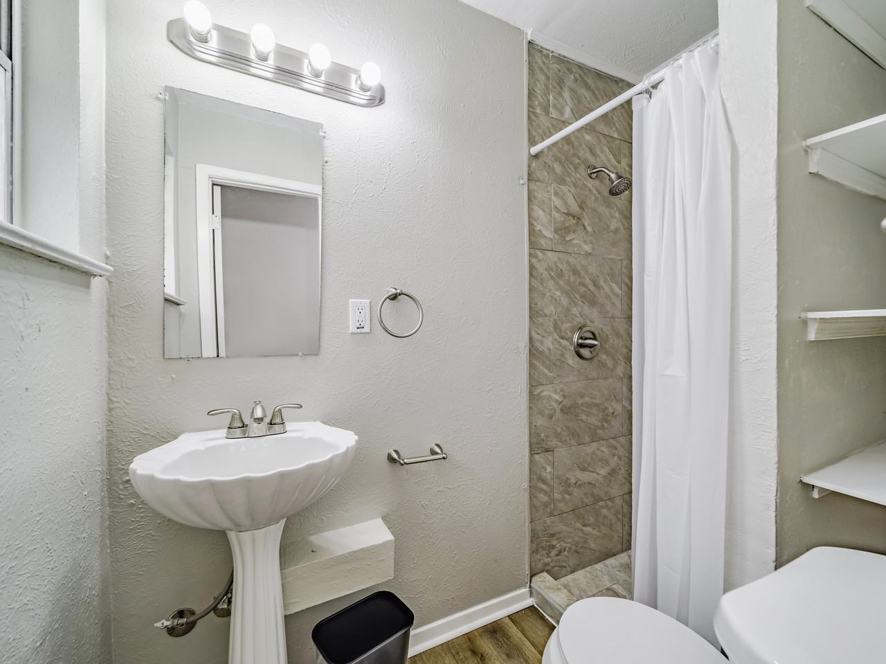 Montreal Cir - Photo 5 of 14