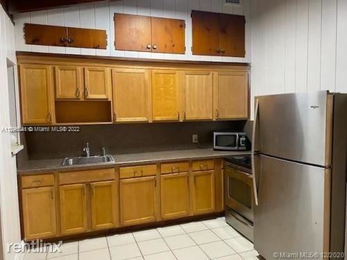 1112 Sw 65th Ave - Photo 3 of 8