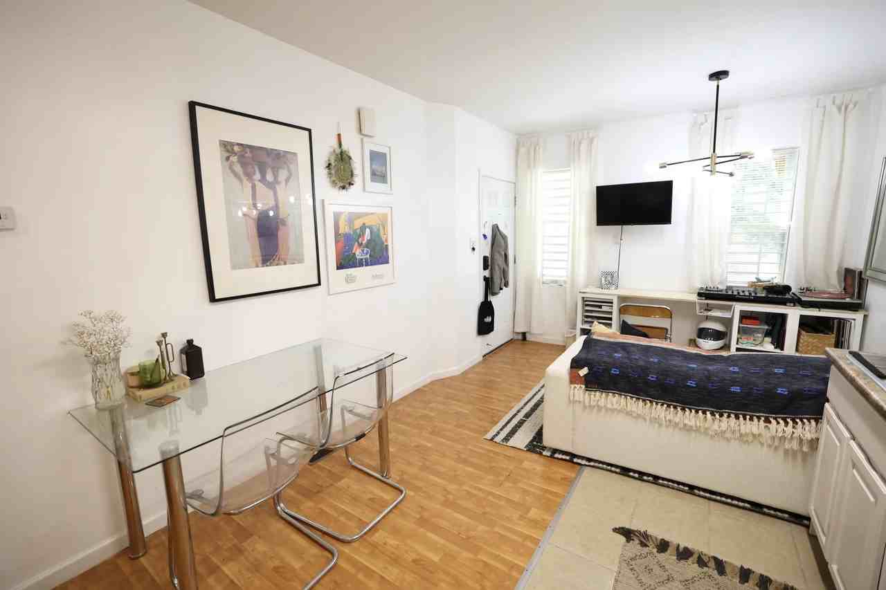 1537 W Stiles St - Photo 2 of 4