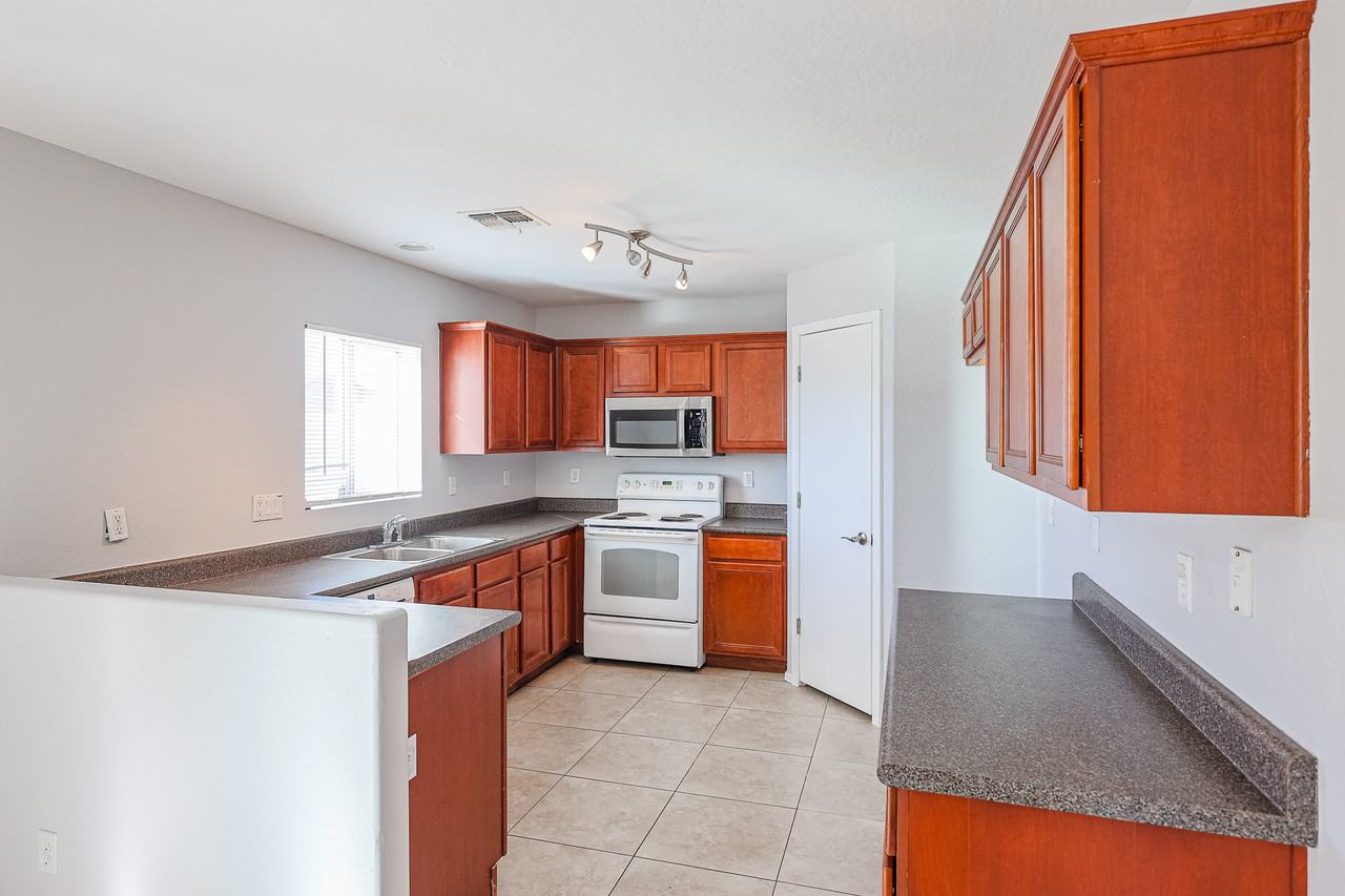 17747 W Ventura St - Photo 3 of 25