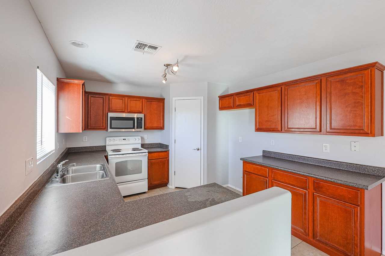 17747 W Ventura St - Photo 4 of 25