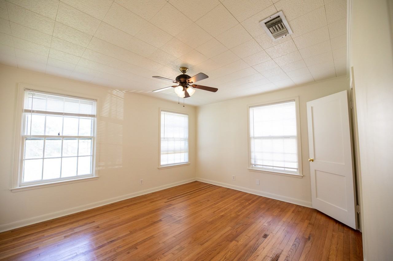 1921 10th St - Photo 4 of 8