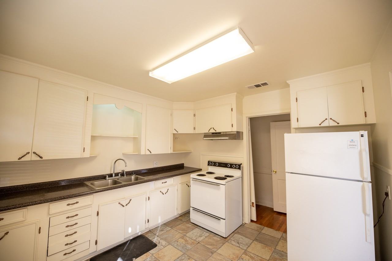 1921 10th St - Photo 7 of 8