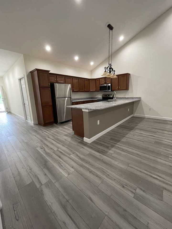 319 Reagan Dr - Photo 3 of 14