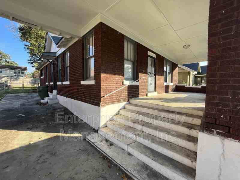 836 Maury St - Photo 5 of 35
