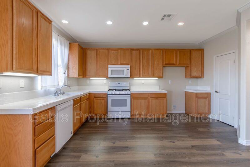 37400 Queen Anne Pl - Photo 3 of 20