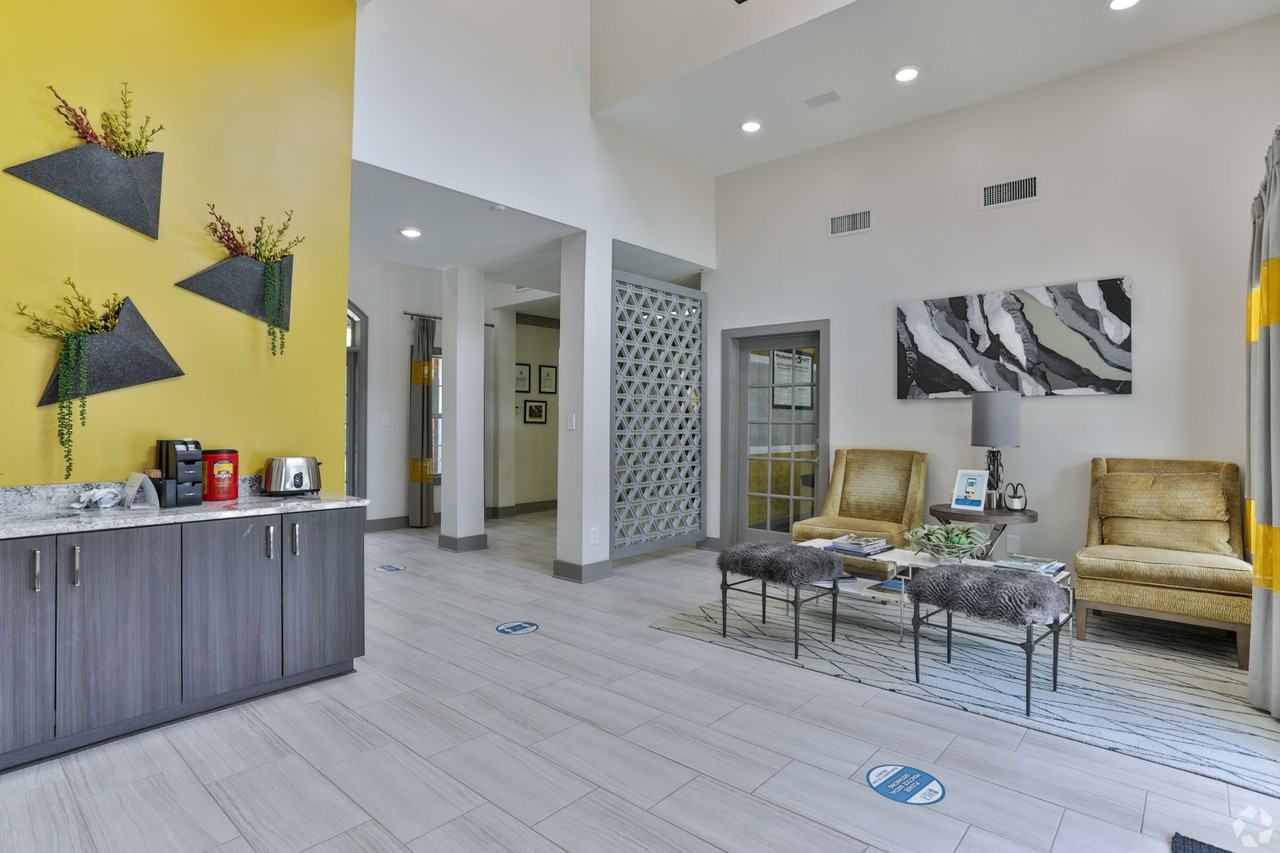 The Columns at Club Drive - Photo 2 of 21