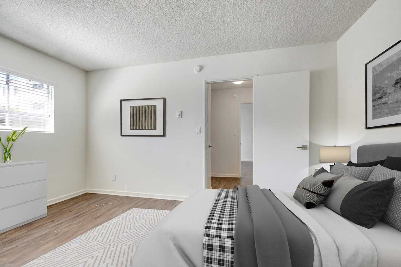 1015-25 S. Barrington - Photo 4 of 15