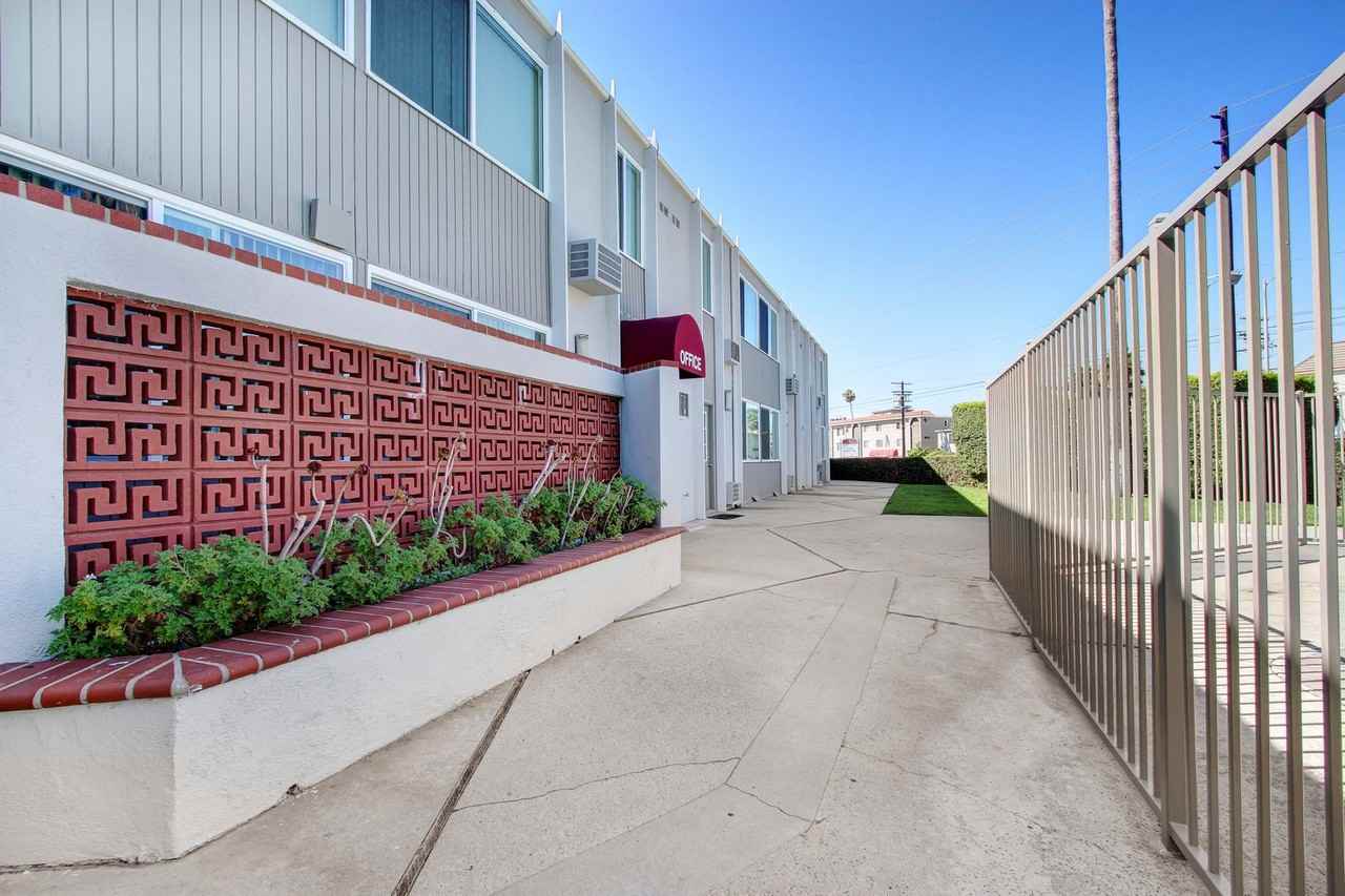 Royal Sepulveda Apartment Homes - Photo 5 of 6