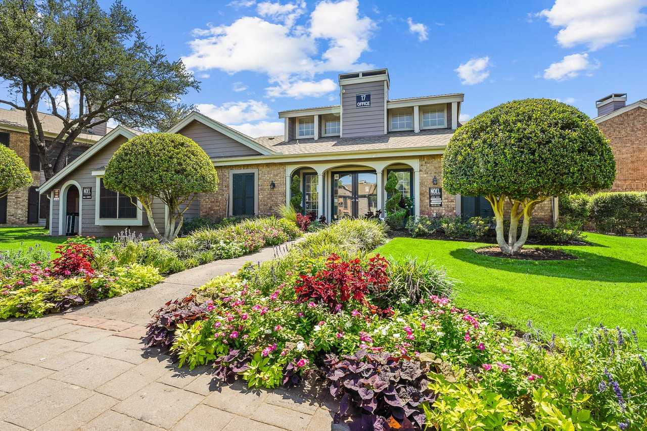 Noel on the Parkway - Photo 3 of 31