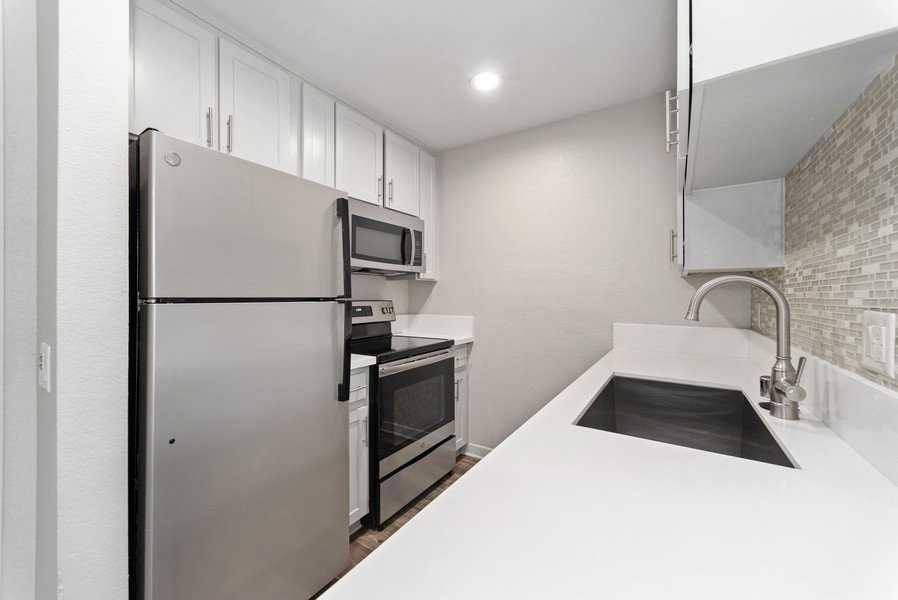 Pointe Luxe Apartment Homes - Photo 3 of 24