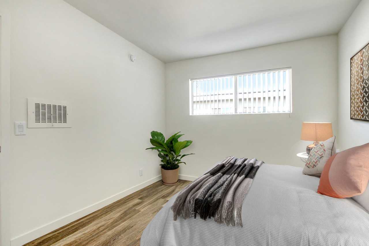 De Soto Valley Apartments 7242 De Soto Ave, Los Angeles, CA 91303