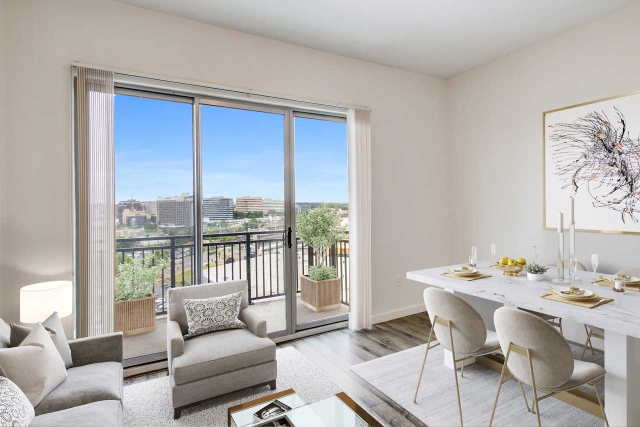 111 Harbor Point - Photo 4 of 11