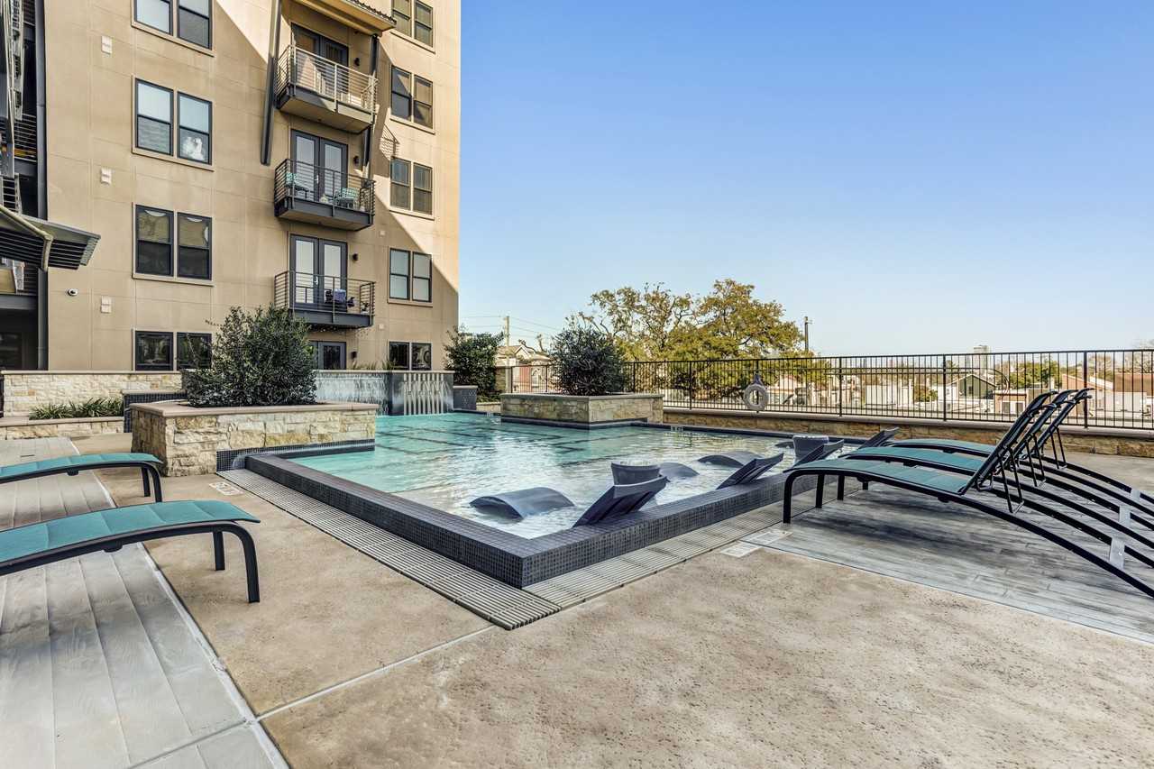 Gables Upper Kirby - Photo 7 of 20