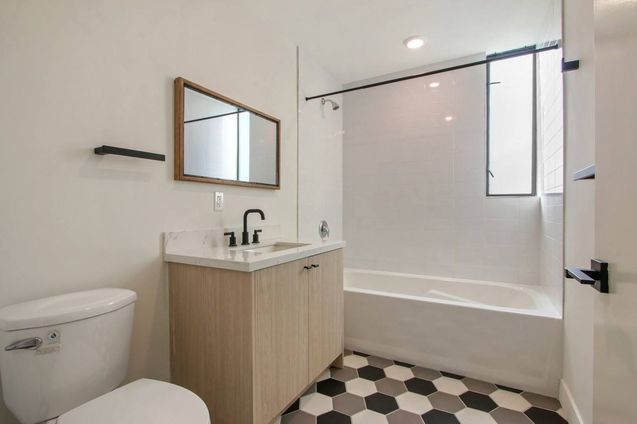 The Lex @ 4522 Lexington - Photo 7 of 24