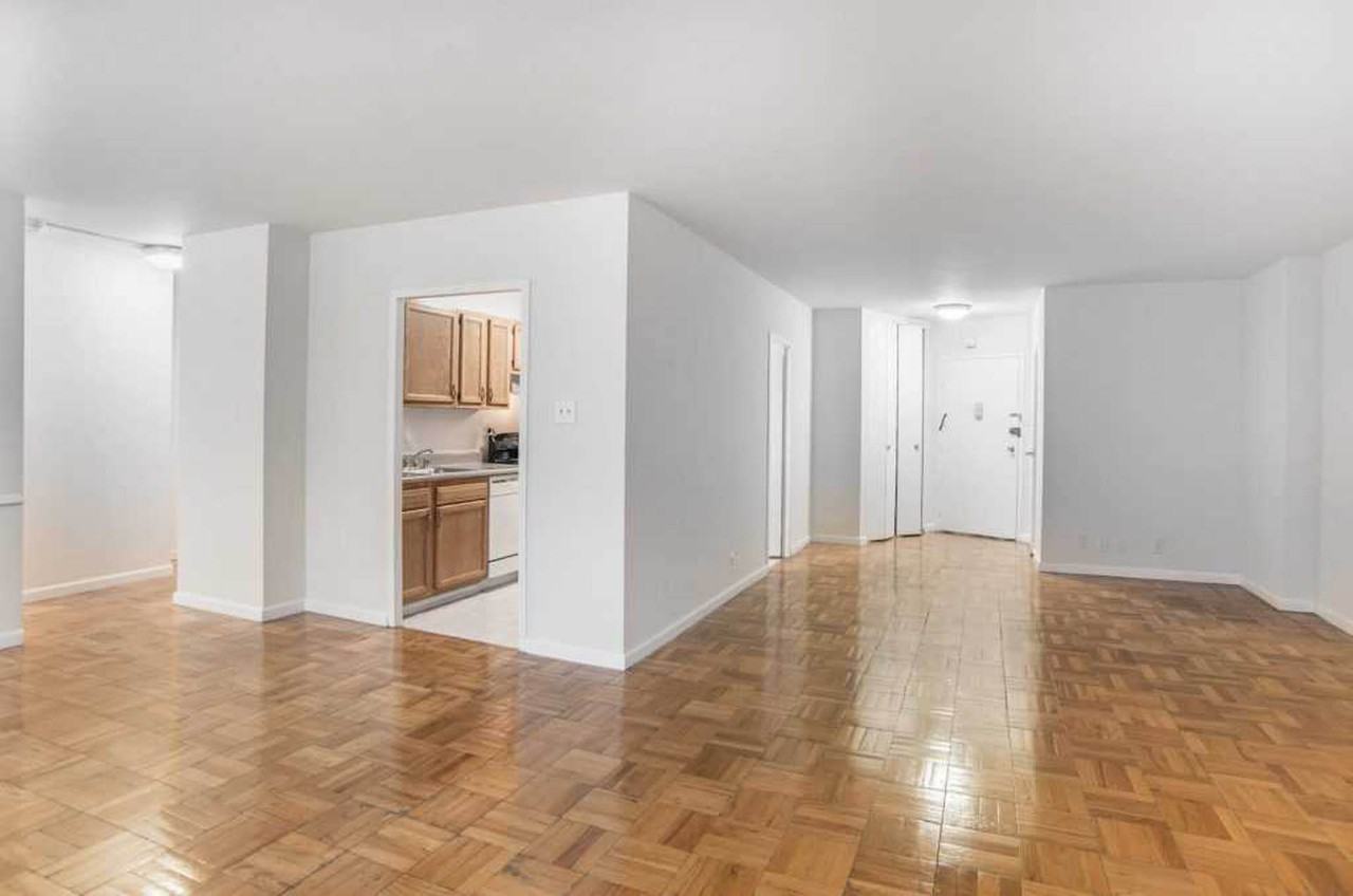 Connecticut House Apartments - Photo 6 of 22