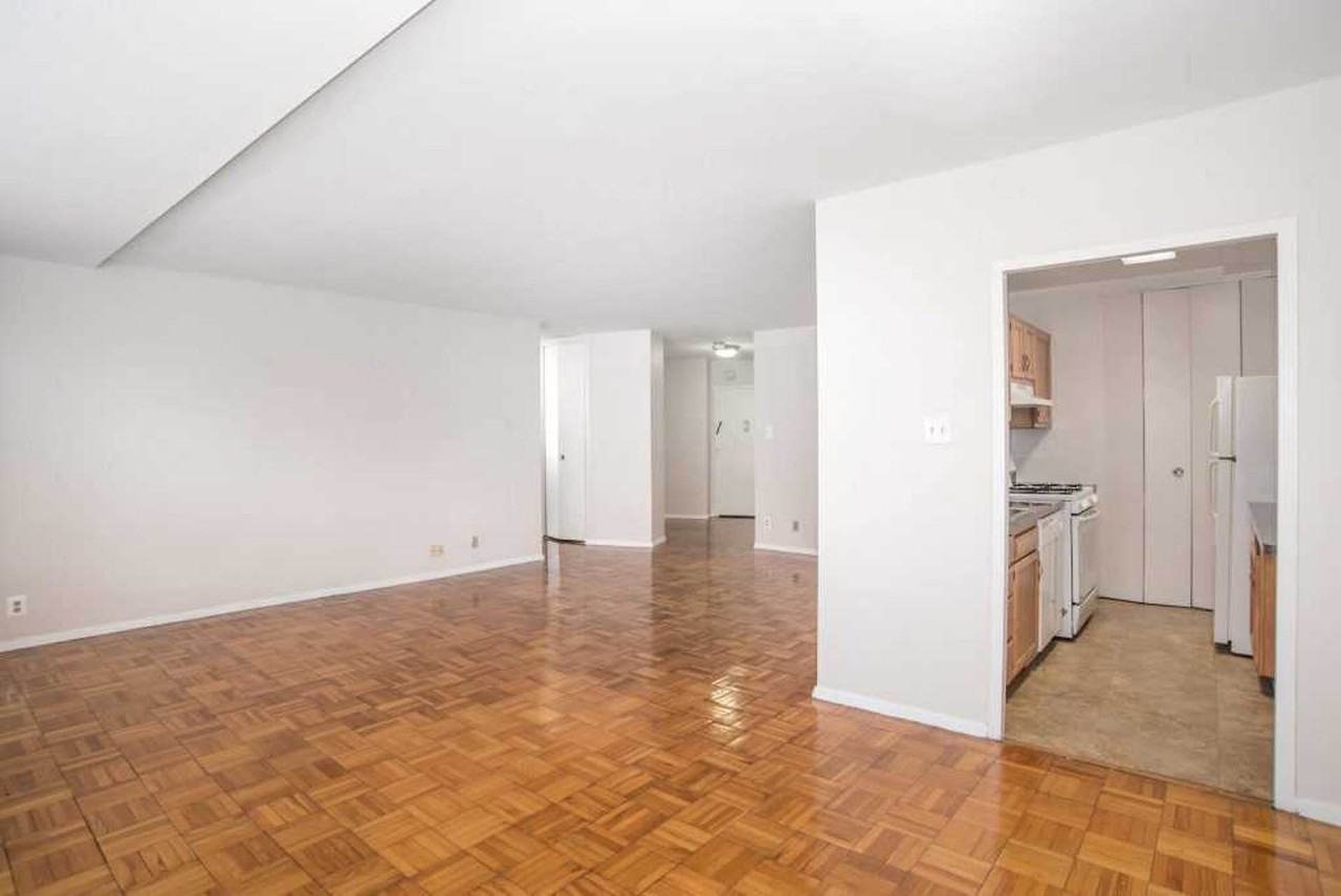 Connecticut House Apartments - Photo 5 of 22