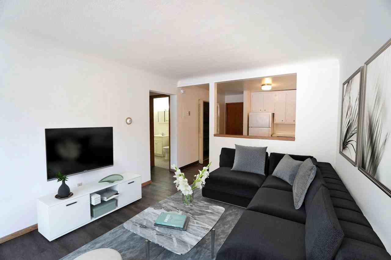 English Conway Place - Photo 4 of 36