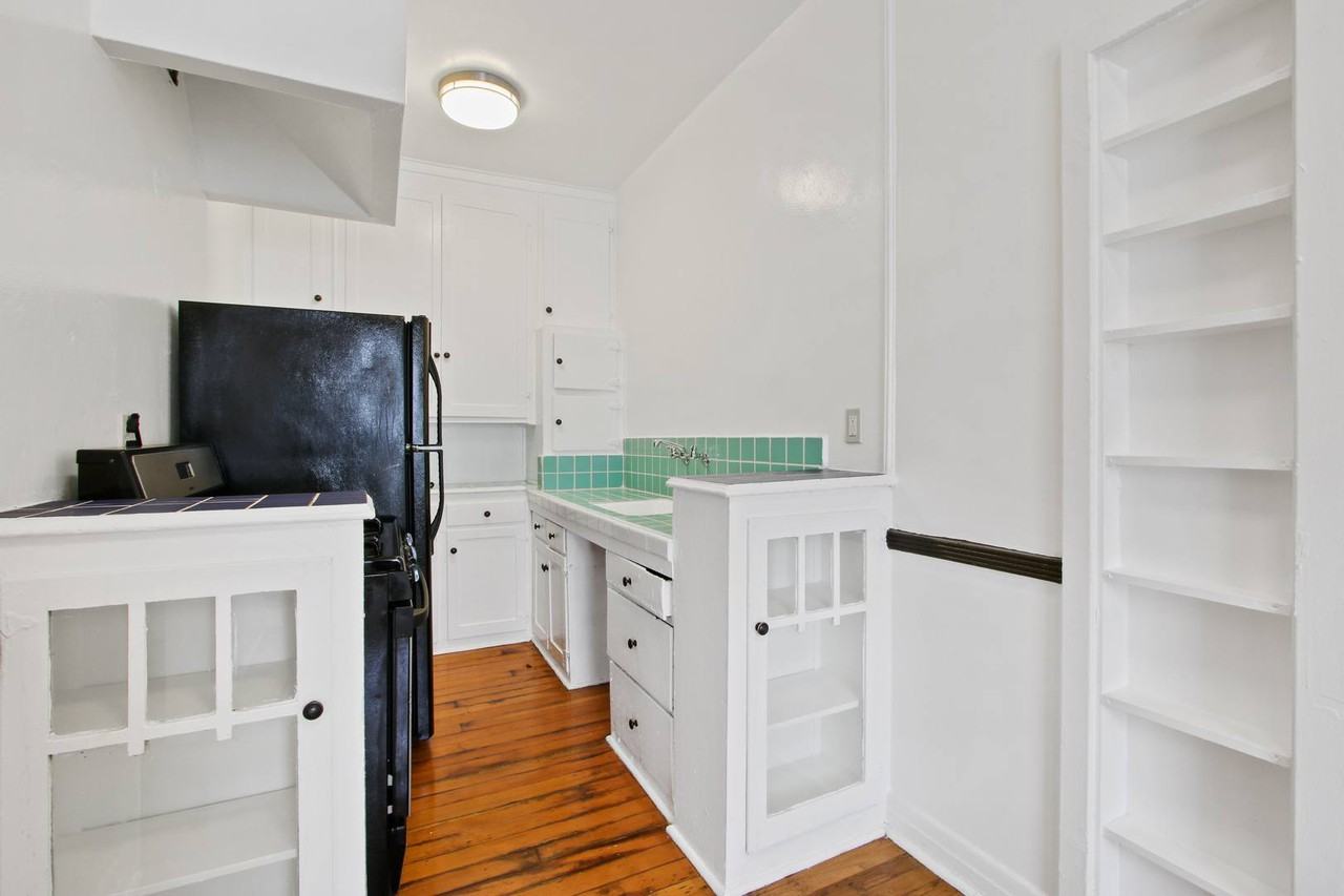 De Mille Manor - Photo 2 of 33