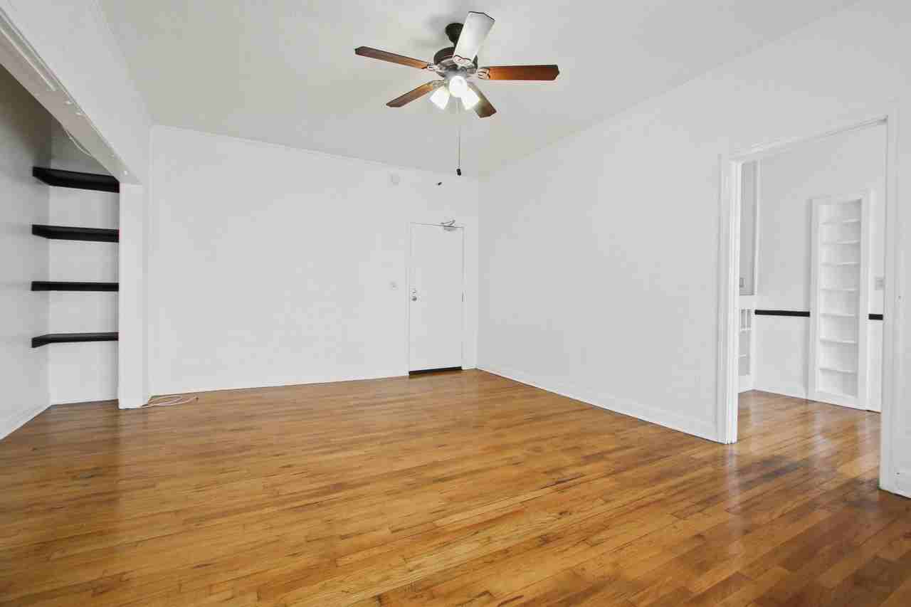 De Mille Manor - Photo 3 of 33