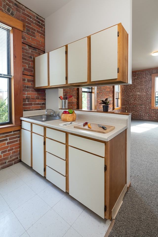 Oregon Apartments - Photo 2 of 9